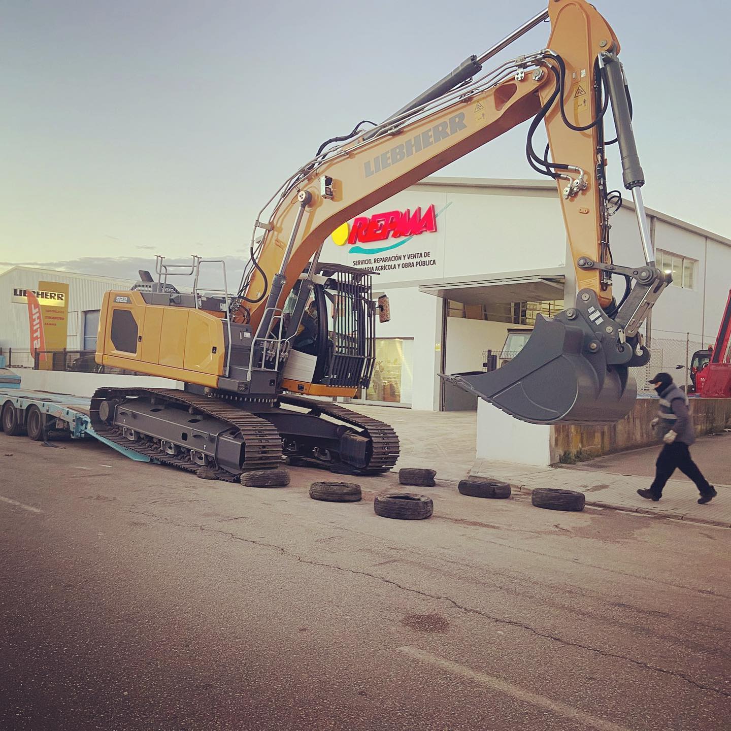 Excavadora amarilla en construcción